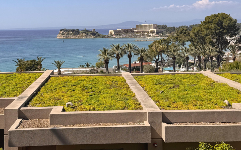 Sani Resort vom Sani Club aus mit Sicht auf die Meeresbucht