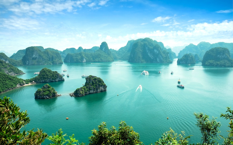 UNESCO-Welterbestätte Halong-Bucht mit riesigen Kalksteinfelsen inmitten des türkisen Meeres.